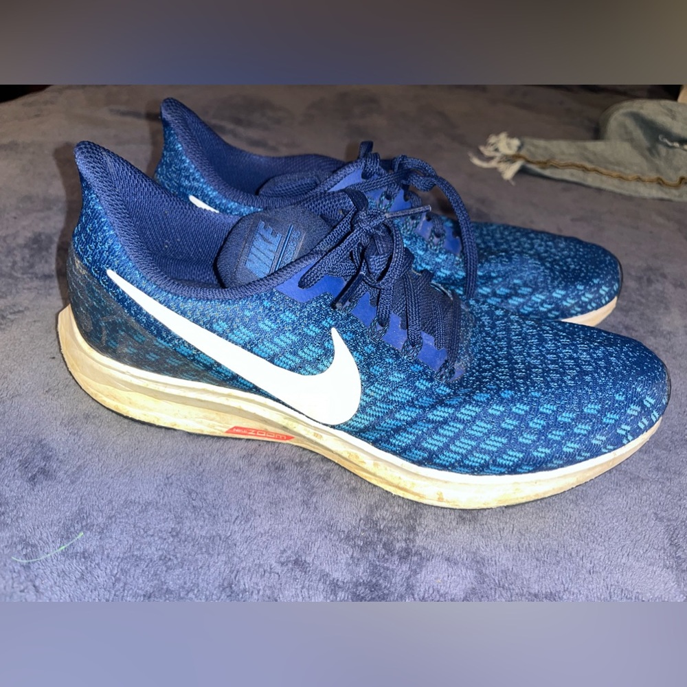 Men’s 8.5 Nikes